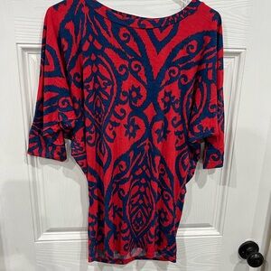 Pink Lily ladies top in a size medium! It’s very cute and vibrant!